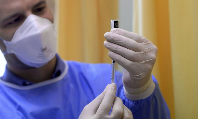 Εμβόλιο κορονοϊού: Δείτε αν ανήκετε στις ομάδες που θα εμβολιαστούν πρώτα- Η διαδικασία για ραντεβού