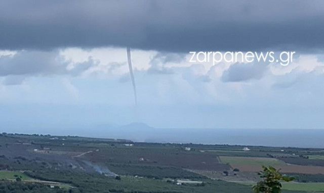 Χανιά: Εντυπωσιακός υδροστρόβιλος στο Φραγκοκάστελο (pics)