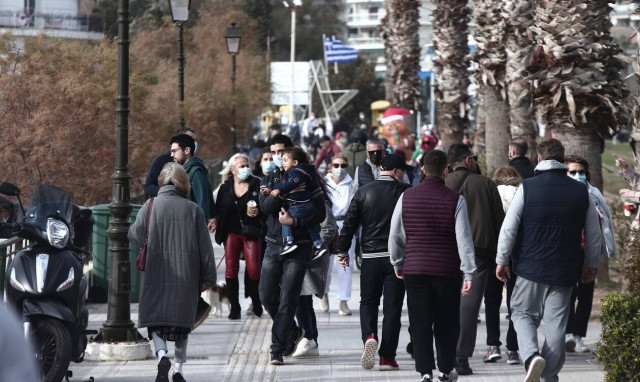 «Πλημμύρισαν» οι δρόμοι της Αθήνας - Πλήθος κόσμου έξω παρά το lockdown