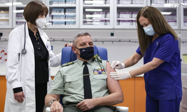 Εμβολιάστηκε ο αρχηγός ΓΕΕΘΑ, Στρατηγός Κωνσταντίνος Φλώρος 