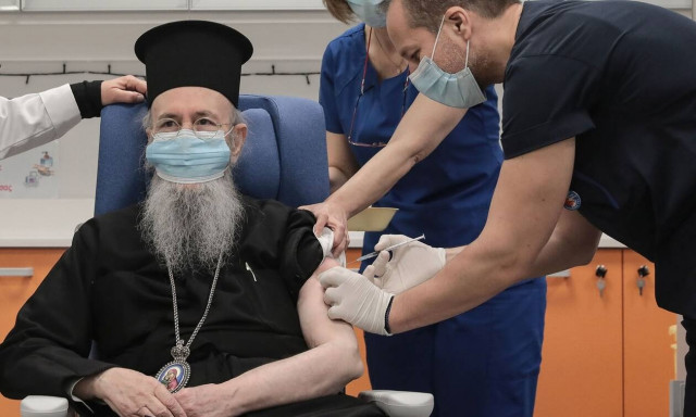  Στον «Ευαγγελισμό» εμβολιάστηκε ο Μητροπολίτης Ναυπάκτου Ιερόθεος