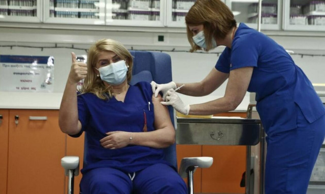 Εμβολιάστηκε η πρώτη Ελληνίδα - Σε νοσηλεύτρια η πρώτη δόση του εμβολίου