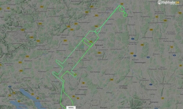 Εμβολιασμός στην ΕΕ: 20χρονος πιλότος «ζωγράφισε» μια τεράστια σύριγγα, για να τιμήσει την έναρξη