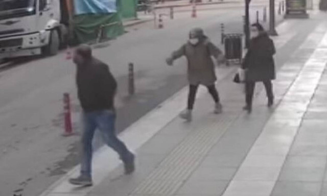 Σεισμός στην Τουρκία: Εικόνες πανικού - Έπεσε από παράθυρο για να σωθεί (vid)