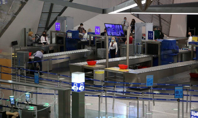 Eμβόλιο κορονοϊού: Με ειδική πτήση, φτάνουν την Τρίτη στην Αθήνα οι 83.850 δόσεις