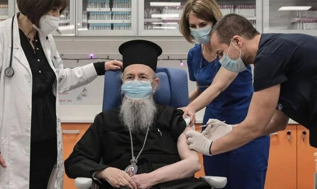 Εμβόλιο κορονοϊού: Ο Θεούλης εμβολίασε τον Μητροπολίτη Ιερόθεο