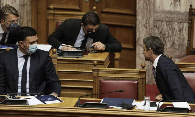 Το διπλό στοίχημα της κυβέρνησης για τον εμβολιασμό και ο προβληματισμός για τις ΜΕΘ