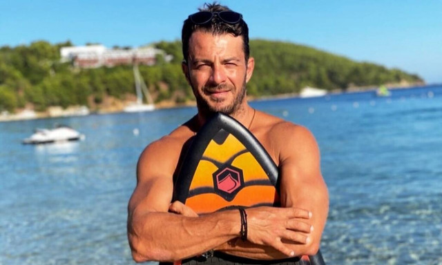 Γιώργος Αγγελόπουλος: Δείτε τον να ψήνει βασιλόπιτες στον φούρνο του θείου του!