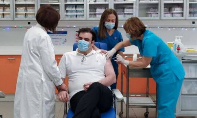 Εμβολιάστηκαν Στέλιος Πέτσας και Κυριάκος Πιερρακάκης: «Σηκώνουμε μανίκια»