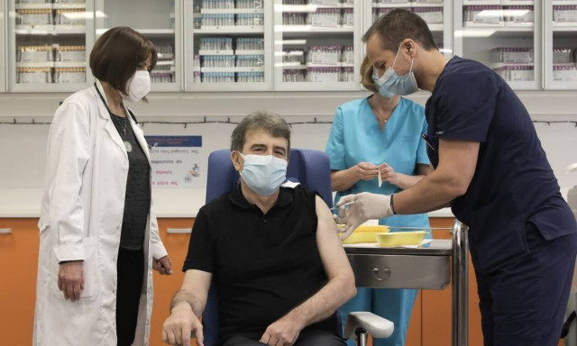Εμβολιάστηκε ο Μιχάλης Χρυσοχοΐδης