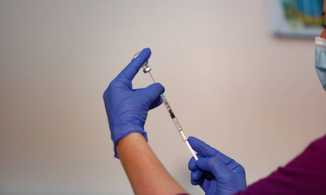 Εμβόλιο Pfizer: Τι λέει η Ελληνίδα γιατρός που εμφάνισε αλλεργική αντίδραση