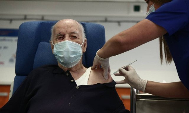 Ο διάλογος του πρώτου πολίτη που εμβολιάστηκε με τον Κικίλια - «Μου πρότεινε να κεράσει ουίσκι»