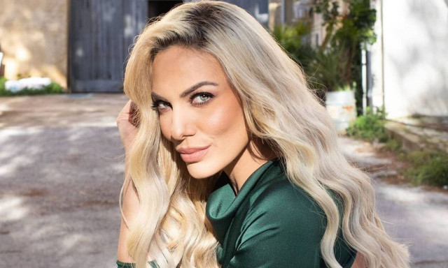 Ιωάννα Μαλέσκου: Έβγαλε… μάτια το μπούστο της (pics)