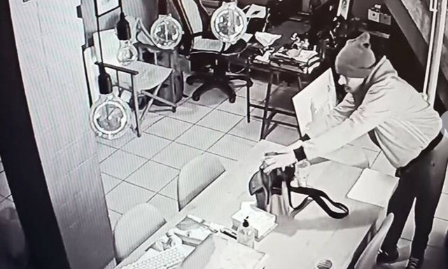 Άγιος Δημήτριος: Καρέ-καρέ η κλοπή σε κατάστημα με φωτογραφικά είδη 