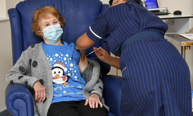 Κορονοϊός: Η Μάργκαρετ Κίναν ο πρώτος άνθρωπος που εμβολιάστηκε με την δεύτερη δόση