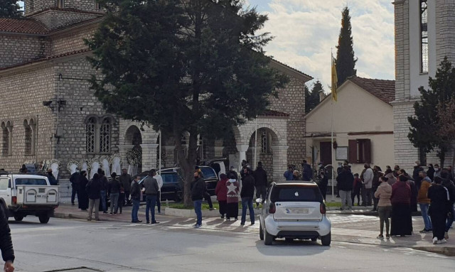 Τρίκαλα: Πέθανε ο βασιλιάς των Ρομά  - Τον αποχαιρέτησαν με Βασίλη Καρρά (vids & pics)