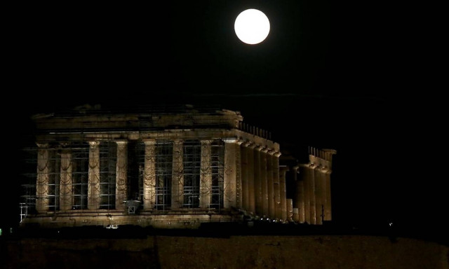 «Ψυχρή Πανσέληνος»: Το τελευταίο ολόγιομο φεγγάρι του 2020 - Εντυπωσιακές εικόνες