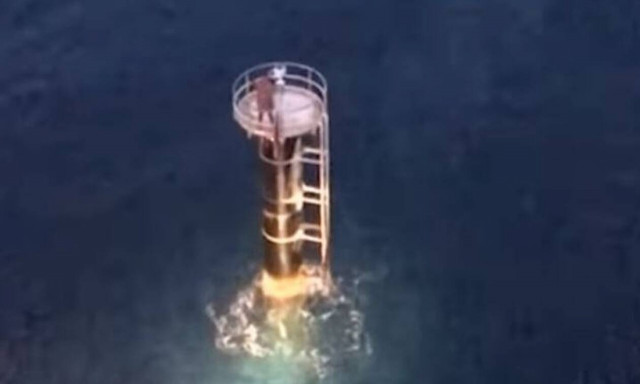 Απίστευτο περιστατικό: Έπεσε από το σκάφος του και τον έσωσε ο φάρος! (vid)