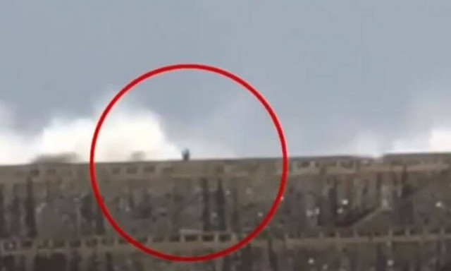 Τρομακτικό βίντεο: Πελώριο κύμα πετά δρομέα από προκυμαία πάνω σε βράχια