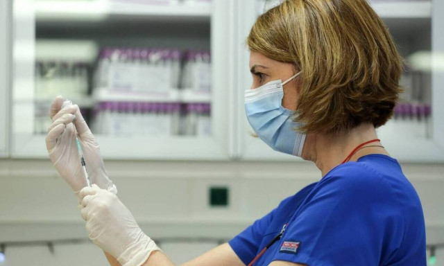 Κορoνοϊός: Ελληνίδα γιατρός εμβολιάστηκε στις ΗΠΑ με το σκεύασμα της Moderna