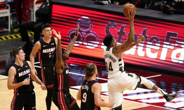 Μιλγουόκι Μπακς – Γιάννης Αντετοκούνμπο: Διέλυσαν τους Χιτ με ρεκόρ τριπόντων για το ΝΒΑ (vid)