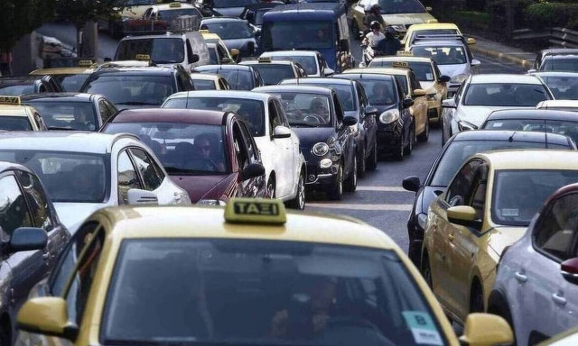 Κίνηση: Μποτιλιάρισμα στην Αθήνα - Βγήκαν για τα τελευταία ψώνια οι πολίτες 