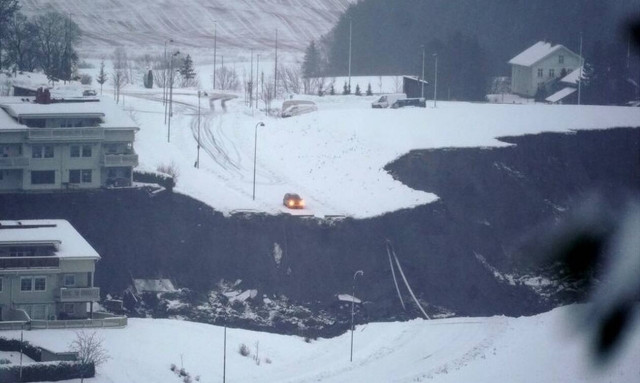 Χιονοστιβάδα καταπλάκωσε χωριό - Δεκάδες αγνοούμενοι