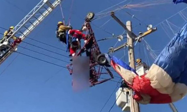 ΕΠΟΣ: Ο Άγιος Βασίλης έπεσε πάνω σε καλώδια ρεύματος! (vid)