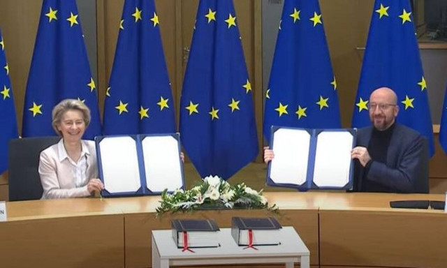 Brexit: Ιστορική στιγμή – Έπεσαν οι υπογραφές από Ούρσουλα φον ντερ Λάιεν και Σαρλ Μισέλ (vid)