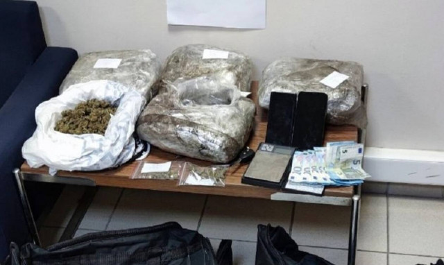 Θεσσαλονίκη: Η στιγμή που ο «Ακύλας» εντοπίζει 4 κιλά χασίς σε διαμέρισμα