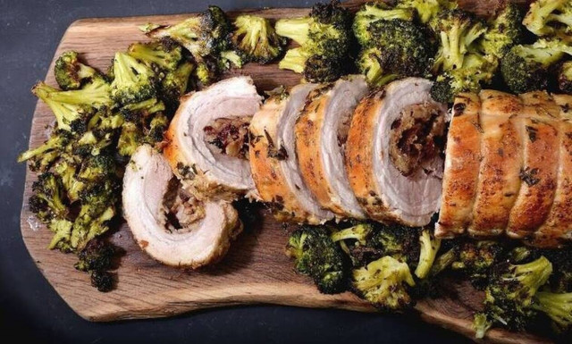 Πεντανόστιμο χοιρινό γεμιστό ρολό από τον Άκη Πετρετζίκη