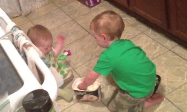 Ταΐζει κρυφά την αδελφή του παγωτό και γίνεται viral (vid)