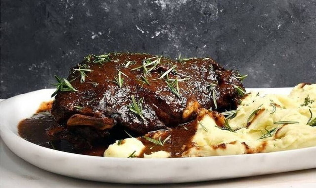 Η απόλυτη συνταγή για το γιορτινό τραπέζι! Αγριογούρουνο με σάλτσα δαμάσκηνο από τον Πετρετζίκη