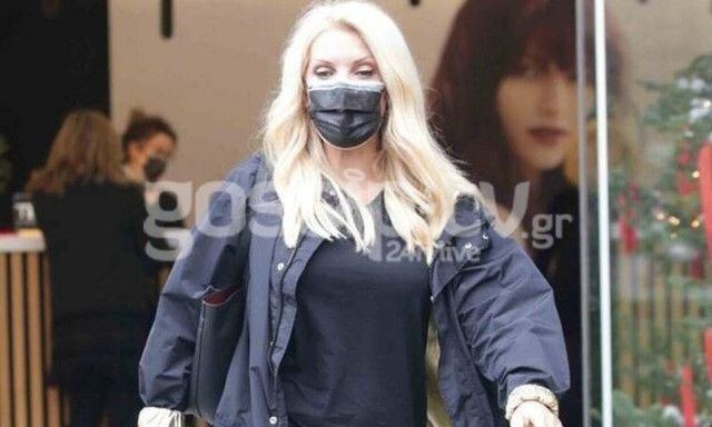 Ελένη Μενεγάκη: Έτοιμη για το ρεβεγιόν! Με σαγιονάρες και μαλλί στην... πένα!