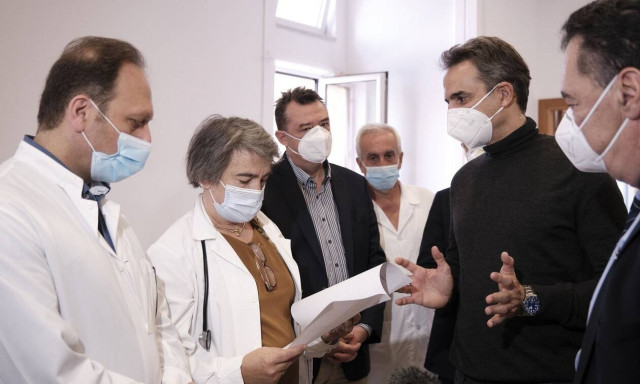 Μητσοτάκης για εμβόλιο κορονοϊού: Ελάχιστα τα προβλήματα σε όλο τον κόσμο – Πονάει μόνο λίγο το χέρι