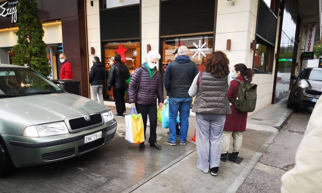 Παραμονή Πρωτοχρονιάς: Κίνηση στο κέντρο της Αθήνας για τα ψώνα της τελευταίας στιγμής