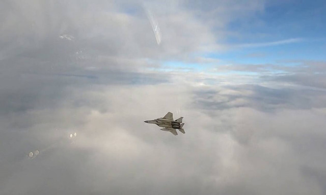 Εντυπωσιακό βίντεο με F15 να εκτοξεύει πύραυλο και να καταρρίπτει στον αέρα τον στόχο του