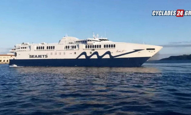 Σύρος: Καπετάνιος «αποχαιρετά» το 2020 στο λιμάνι 