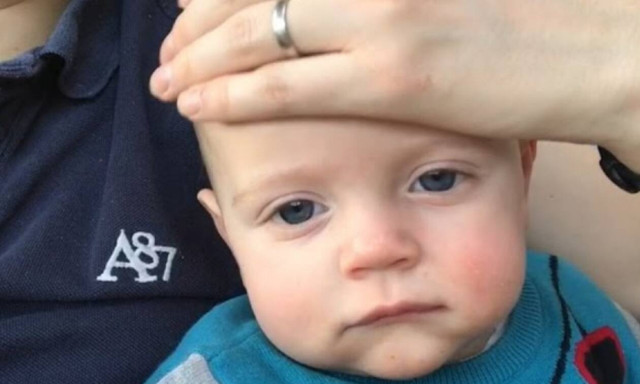 Δείτε πώς κοιμίζει ένας μπαμπάς το μωρό του