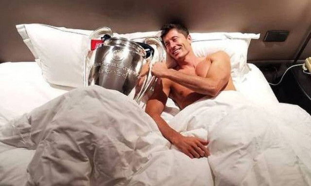 Λεβαντόφσκι: Ο κορυφαίος παίκτης του 2020 κοιμάται παρέα με τα τρόπαια! (photo)