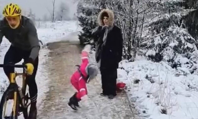 Απόλυτη ντροπή: Ποδηλάτης έριξε γονατιά σε παιδάκι επειδή του έφραζε το δρόμο (video)