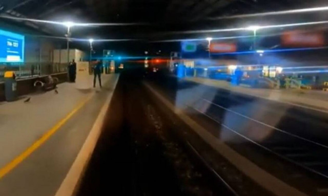 Δεν πίστευε στα μάτια της! Πρόταση γάμου σε οδηγό τρένου... εν κινήσει (vid)