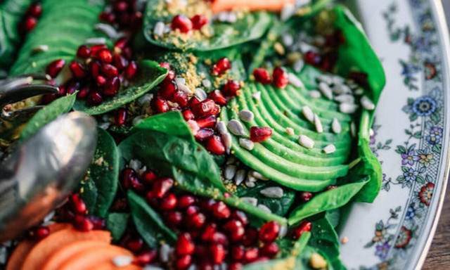 Γιατί πρέπει να βάλεις οπωσδήποτε ρόδι απόψε το βράδυ στη σαλάτα σου;