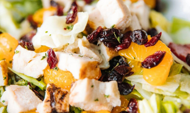 Έξι ιδέες για σαλάτες που μπορείτε να φτιάξετε στο γιορτινό τραπέζι