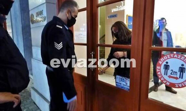 Σάλος στη Χαλκίδα με το «κορονοπάρτι - συμβούλιο» της Δημάρχου