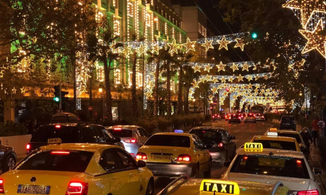 Lockdown: Πόσα άτομα επιτρέπονται σε ΙΧ και ταξί ανήμερα της Πρωτοχρονιάς