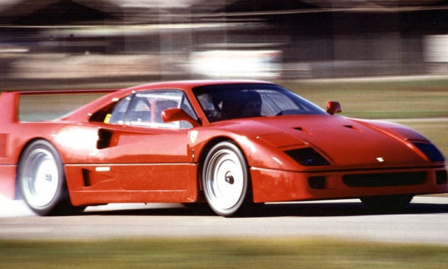 Με το μοναδικό ήχο της Ferrari F40 ο νέος χρόνος θα μπει καλύτερα (vid)