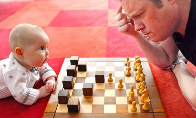 Τι συμβαίνει όταν το μωρό παίζει με τον μπαμπά του;