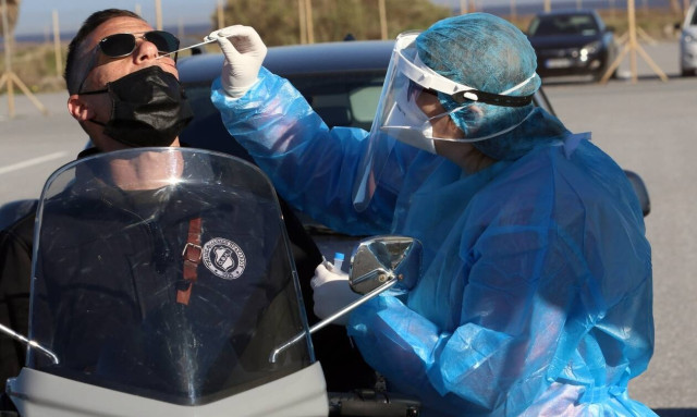 Εξαδάκτυλος στο Newsbomb.gr: Ανησυχία για το μεταλλαγμένο στέλεχος – Μπορεί να ήρθε και στην Ελλάδα