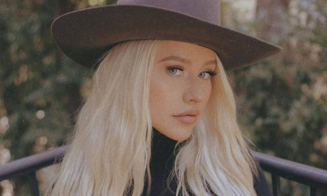 Κριστίνα Αγκιλέρα: Καλωσορίζει το 2021 γυμνή, με σαμπάνια στη μπανιέρα της (pics+vid)